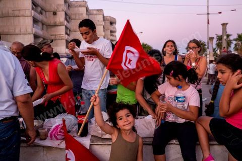 31 juillet 2013 : Rupture de jeune et diner de l'iftar tous ensemble sur la plce du Bardo. depuis 4 soirs, les tunisiois se réunissent sur la place devant l'Assemblée Nationale dans le quartier du Bardo de Tunis. Autour des sitins nocturnes des députés en grève, la population vient manifester son mécontement suite à l'assassinat du député Mohamed Brahmi et des 8 militaires au Jebel Chambi