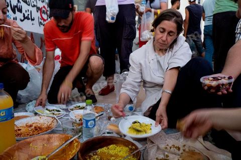 31 juillet 2013 : Maya Jribi, députée, Rupture de jeune et diner de l'iftar tous ensemble sur la plce du Bardo. depuis 4 soirs, les tunisiois se réunissent sur la place devant l'Assemblée Nationale dans le quartier du Bardo de Tunis. Autour des sitins nocturnes des députés en grève, la population vient manifester son mécontement suite à l'assassinat du député Mohamed Brahmi et des 8 militaires au Jebel Chambi