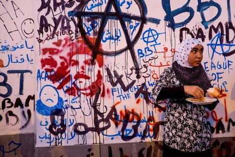 31 juillet 2013 : Rupture de jeune et diner de l'iftar tous ensemble sur la plce du Bardo. depuis 4 soirs, les tunisiois se réunissent sur la place devant l'Assemblée Nationale dans le quartier du Bardo de Tunis. Autour des sitins nocturnes des députés en grève, la population vient manifester son mécontement suite à l'assassinat du député Mohamed Brahmi et des 8 militaires au Jebel Chambi