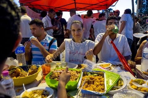 31 juillet 2013 : Rupture de jeune et diner de l'iftar tous ensemble sur la plce du Bardo. depuis 4 soirs, les tunisiois se réunissent sur la place devant l'Assemblée Nationale dans le quartier du Bardo de Tunis. Autour des sitins nocturnes des députés en grève, la population vient manifester son mécontement suite à l'assassinat du député Mohamed Brahmi et des 8 militaires au Jebel Chambi