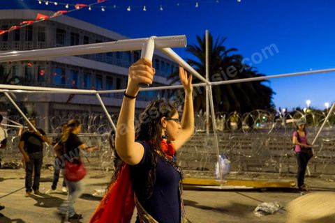 31 juillet 2013 : Installation d ela tente de Tamarod Tunisie. depuis 4 soirs, les tunisiois se réunissent sur la place devant l'Assemblée Nationale dans le quartier du Bardo de Tunis. Autour des sitins nocturnes des députés en grève, la population vient manifester son mécontement suite à l'assassinat du député Mohamed Brahmi et des 8 militaires au Jebel Chambi