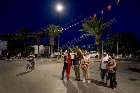 31 juillet 2013 : Durant l'hymne national tunisien. depuis 4 soirs, les tunisiois se réunissent sur la place devant l'Assemblée Nationale dans le quartier du Bardo de Tunis. Autour des sitins nocturnes des députés en grève, la population vient manifester son mécontement suite à l'assassinat du député Mohamed Brahmi et des 8 militaires au Jebel Chambi