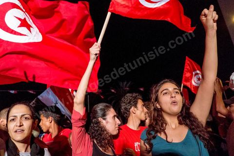 31 juillet 2013 : depuis 4 soirs, les tunisiois se réunissent sur la place devant l'Assemblée Nationale dans le quartier du Bardo de Tunis. Autour des sitins nocturnes des députés en grève, la population vient manifester son mécontement suite à l'assassinat du député Mohamed Brahmi et des 8 militaires au Jebel Chambi