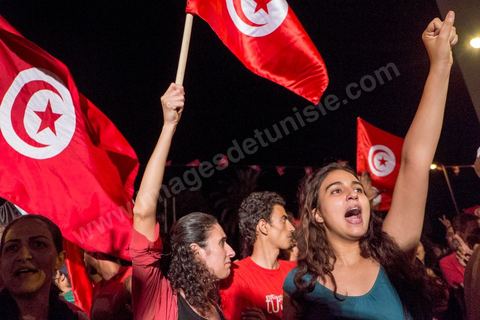 31 juillet 2013 : depuis 4 soirs, les tunisiois se réunissent sur la place devant l'Assemblée Nationale dans le quartier du Bardo de Tunis. Autour des sitins nocturnes des députés en grève, la population vient manifester son mécontement suite à l'assassinat du député Mohamed Brahmi et des 8 militaires au Jebel Chambi