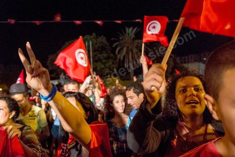 31 juillet 2013 : depuis 4 soirs, les tunisiois se réunissent sur la place devant l'Assemblée Nationale dans le quartier du Bardo de Tunis. Autour des sitins nocturnes des députés en grève, la population vient manifester son mécontement suite à l'assassinat du député Mohamed Brahmi et des 8 militaires au Jebel Chambi