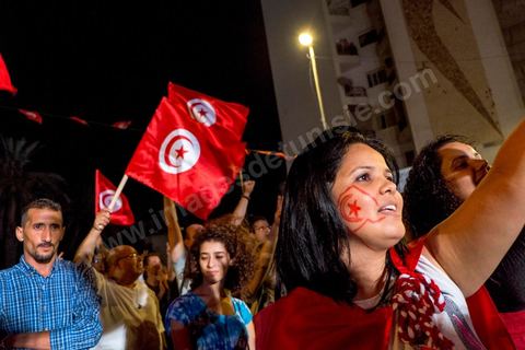 31 juillet 2013 : depuis 4 soirs, les tunisiois se réunissent sur la place devant l'Assemblée Nationale dans le quartier du Bardo de Tunis. Autour des sitins nocturnes des députés en grève, la population vient manifester son mécontement suite à l'assassinat du député Mohamed Brahmi et des 8 militaires au Jebel Chambi