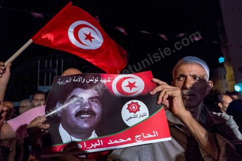 31 juillet 2013 : depuis 4 soirs, les tunisiois se réunissent sur la place devant l'Assemblée Nationale dans le quartier du Bardo de Tunis. Autour des sitins nocturnes des députés en grève, la population vient manifester son mécontement suite à l'assassinat du député Mohamed Brahmi et des 8 militaires au Jebel Chambi
