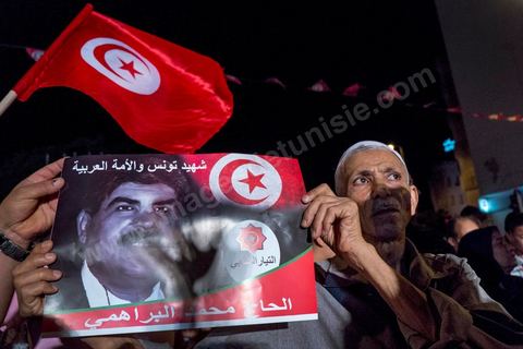 31 juillet 2013 : depuis 4 soirs, les tunisiois se réunissent sur la place devant l'Assemblée Nationale dans le quartier du Bardo de Tunis. Autour des sitins nocturnes des députés en grève, la population vient manifester son mécontement suite à l'assassinat du député Mohamed Brahmi et des 8 militaires au Jebel Chambi
