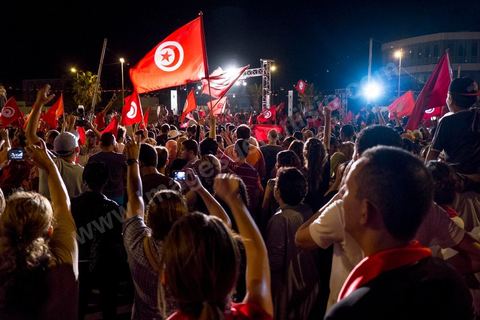 31 juillet 2013 : depuis 4 soirs, les tunisiois se réunissent sur la place devant l'Assemblée Nationale dans le quartier du Bardo de Tunis. Autour des sitins nocturnes des députés en grève, la population vient manifester son mécontement suite à l'assassinat du député Mohamed Brahmi et des 8 militaires au Jebel Chambi