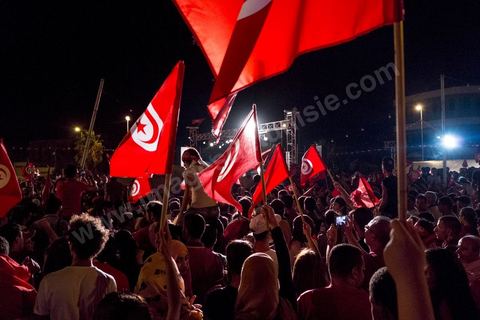 31 juillet 2013 : depuis 4 soirs, les tunisiois se réunissent sur la place devant l'Assemblée Nationale dans le quartier du Bardo de Tunis. Autour des sitins nocturnes des députés en grève, la population vient manifester son mécontement suite à l'assassinat du député Mohamed Brahmi et des 8 militaires au Jebel Chambi