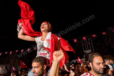 31 juillet 2013 : depuis 4 soirs, les tunisiois se réunissent sur la place devant l'Assemblée Nationale dans le quartier du Bardo de Tunis. Autour des sitins nocturnes des députés en grève, la population vient manifester son mécontement suite à l'assassinat du député Mohamed Brahmi et des 8 militaires au Jebel Chambi