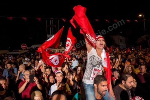 31 juillet 2013 : depuis 4 soirs, les tunisiois se réunissent sur la place devant l'Assemblée Nationale dans le quartier du Bardo de Tunis. Autour des sitins nocturnes des députés en grève, la population vient manifester son mécontement suite à l'assassinat du député Mohamed Brahmi et des 8 militaires au Jebel Chambi
