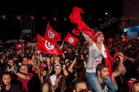 31 juillet 2013 : depuis 4 soirs, les tunisiois se réunissent sur la place devant l'Assemblée Nationale dans le quartier du Bardo de Tunis. Autour des sitins nocturnes des députés en grève, la population vient manifester son mécontement suite à l'assassinat du député Mohamed Brahmi et des 8 militaires au Jebel Chambi