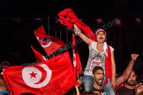 31 juillet 2013 : depuis 4 soirs, les tunisiois se réunissent sur la place devant l'Assemblée Nationale dans le quartier du Bardo de Tunis. Autour des sitins nocturnes des députés en grève, la population vient manifester son mécontement suite à l'assassinat du député Mohamed Brahmi et des 8 militaires au Jebel Chambi