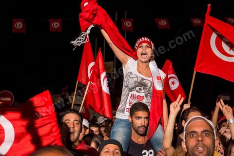 31 juillet 2013 : depuis 4 soirs, les tunisiois se réunissent sur la place devant l'Assemblée Nationale dans le quartier du Bardo de Tunis. Autour des sitins nocturnes des députés en grève, la population vient manifester son mécontement suite à l'assassinat du député Mohamed Brahmi et des 8 militaires au Jebel Chambi