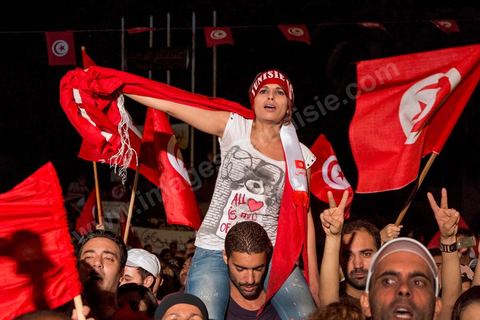 31 juillet 2013 : depuis 4 soirs, les tunisiois se réunissent sur la place devant l'Assemblée Nationale dans le quartier du Bardo de Tunis. Autour des sitins nocturnes des députés en grève, la population vient manifester son mécontement suite à l'assassinat du député Mohamed Brahmi et des 8 militaires au Jebel Chambi