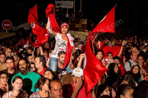 31 juillet 2013 : depuis 4 soirs, les tunisiois se réunissent sur la place devant l'Assemblée Nationale dans le quartier du Bardo de Tunis. Autour des sitins nocturnes des députés en grève, la population vient manifester son mécontement suite à l'assassinat du député Mohamed Brahmi et des 8 militaires au Jebel Chambi
