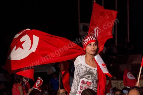 31 juillet 2013 : depuis 4 soirs, les tunisiois se réunissent sur la place devant l'Assemblée Nationale dans le quartier du Bardo de Tunis. Autour des sitins nocturnes des députés en grève, la population vient manifester son mécontement suite à l'assassinat du député Mohamed Brahmi et des 8 militaires au Jebel Chambi