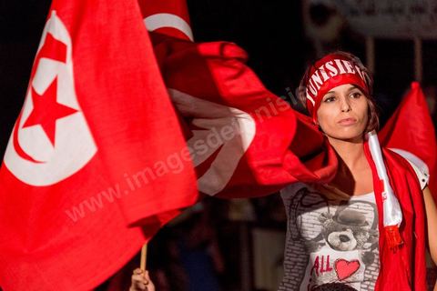 31 juillet 2013 : depuis 4 soirs, les tunisiois se réunissent sur la place devant l'Assemblée Nationale dans le quartier du Bardo de Tunis. Autour des sitins nocturnes des députés en grève, la population vient manifester son mécontement suite à l'assassinat du député Mohamed Brahmi et des 8 militaires au Jebel Chambi