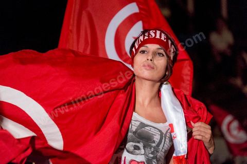 31 juillet 2013 : depuis 4 soirs, les tunisiois se réunissent sur la place devant l'Assemblée Nationale dans le quartier du Bardo de Tunis. Autour des sitins nocturnes des députés en grève, la population vient manifester son mécontement suite à l'assassinat du député Mohamed Brahmi et des 8 militaires au Jebel Chambi