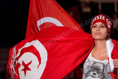 31 juillet 2013 : depuis 4 soirs, les tunisiois se réunissent sur la place devant l'Assemblée Nationale dans le quartier du Bardo de Tunis. Autour des sitins nocturnes des députés en grève, la population vient manifester son mécontement suite à l'assassinat du député Mohamed Brahmi et des 8 militaires au Jebel Chambi