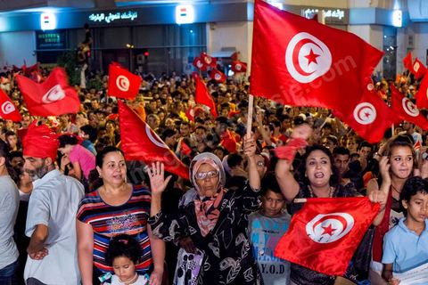 31 juillet 2013 : depuis 4 soirs, les tunisiois se réunissent sur la place devant l'Assemblée Nationale dans le quartier du Bardo de Tunis. Autour des sitins nocturnes des députés en grève, la population vient manifester son mécontement suite à l'assassinat du député Mohamed Brahmi et des 8 militaires au Jebel Chambi