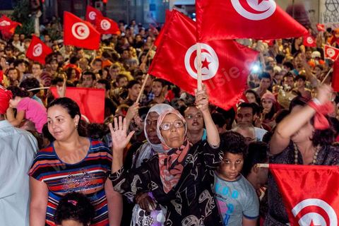 31 juillet 2013 : depuis 4 soirs, les tunisiois se réunissent sur la place devant l'Assemblée Nationale dans le quartier du Bardo de Tunis. Autour des sitins nocturnes des députés en grève, la population vient manifester son mécontement suite à l'assassinat du député Mohamed Brahmi et des 8 militaires au Jebel Chambi
