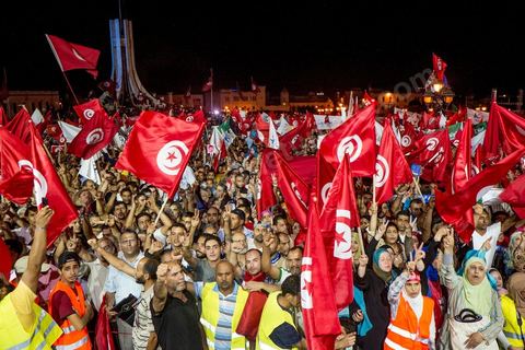 3 août 2013 : Plus de 50 000 manifestants à l'appel du parti islamiste au pouvoir Ennahdha grand rassemblement à la place d ela Kasbah à Tunis en réponse aux rassemblements de l'opposition au Bardo suit à l'assassinat du député de gauche Brahmi et des 8 militaires à Chambi.