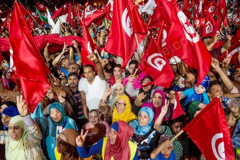 3 août 2013 : Plus de 50 000 manifestants à l'appel du parti islamiste au pouvoir Ennahdha grand rassemblement à la place d ela Kasbah à Tunis en réponse aux rassemblements de l'opposition au Bardo suit à l'assassinat du député de gauche Brahmi et des 8 militaires à Chambi.
