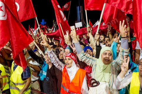 3 août 2013 : Plus de 50 000 manifestants à l'appel du parti islamiste au pouvoir Ennahdha grand rassemblement à la place d ela Kasbah à Tunis en réponse aux rassemblements de l'opposition au Bardo suit à l'assassinat du député de gauche Brahmi et des 8 militaires à Chambi.