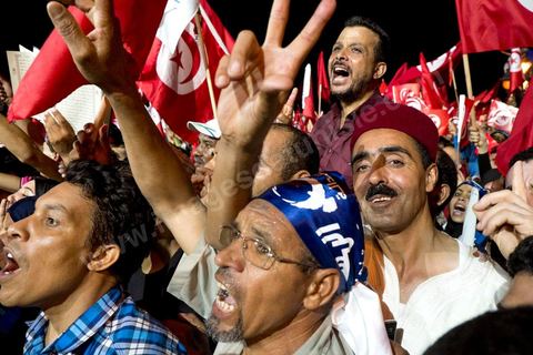 3 août 2013 : Plus de 50 000 manifestants à l'appel du parti islamiste au pouvoir Ennahdha grand rassemblement à la place d ela Kasbah à Tunis en réponse aux rassemblements de l'opposition au Bardo suit à l'assassinat du député de gauche Brahmi et des 8 militaires à Chambi.