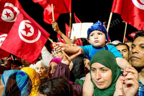 3 août 2013 : Plus de 50 000 manifestants à l'appel du parti islamiste au pouvoir Ennahdha grand rassemblement à la place d ela Kasbah à Tunis en réponse aux rassemblements de l'opposition au Bardo suit à l'assassinat du député de gauche Brahmi et des 8 militaires à Chambi.
