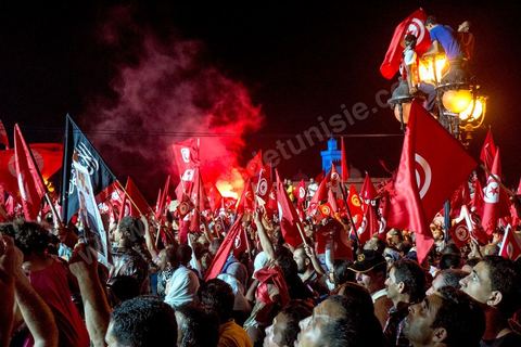 3 août 2013 : Plus de 50 000 manifestants à l'appel du parti islamiste au pouvoir Ennahdha grand rassemblement à la place d ela Kasbah à Tunis en réponse aux rassemblements de l'opposition au Bardo suit à l'assassinat du député de gauche Brahmi et des 8 militaires à Chambi.
