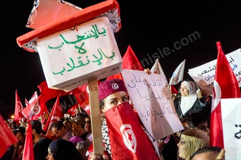 3 août 2013 : Plus de 50 000 manifestants à l'appel du parti islamiste au pouvoir Ennahdha grand rassemblement à la place d ela Kasbah à Tunis en réponse aux rassemblements de l'opposition au Bardo suit à l'assassinat du député de gauche Brahmi et des 8 militaires à Chambi.