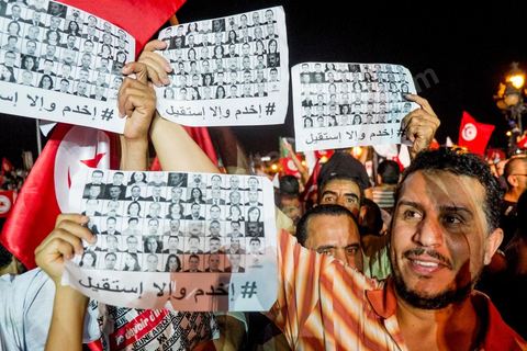 3 août 2013 : ils brandissent la liste des 53 dépités de l'opposition qui se sont retirés de l'ANC, "travaille ou bien démissionne". Plus de 50 000 manifestants à l'appel du parti islamiste au pouvoir Ennahdha grand rassemblement à la place d ela Kasbah à Tunis en réponse aux rassemblements de l'opposition au Bardo suit à l'assassinat du député de gauche Brahmi et des 8 militaires à Chambi.