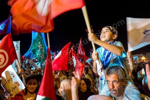 3 août 2013 : Plus de 50 000 manifestants à l'appel du parti islamiste au pouvoir Ennahdha grand rassemblement à la place d ela Kasbah à Tunis en réponse aux rassemblements de l'opposition au Bardo suit à l'assassinat du député de gauche Brahmi et des 8 militaires à Chambi.