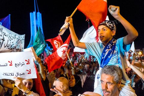 3 août 2013 : Plus de 50 000 manifestants à l'appel du parti islamiste au pouvoir Ennahdha grand rassemblement à la place d ela Kasbah à Tunis en réponse aux rassemblements de l'opposition au Bardo suit à l'assassinat du député de gauche Brahmi et des 8 militaires à Chambi.