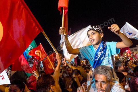 3 août 2013 : Plus de 50 000 manifestants à l'appel du parti islamiste au pouvoir Ennahdha grand rassemblement à la place d ela Kasbah à Tunis en réponse aux rassemblements de l'opposition au Bardo suit à l'assassinat du député de gauche Brahmi et des 8 militaires à Chambi.