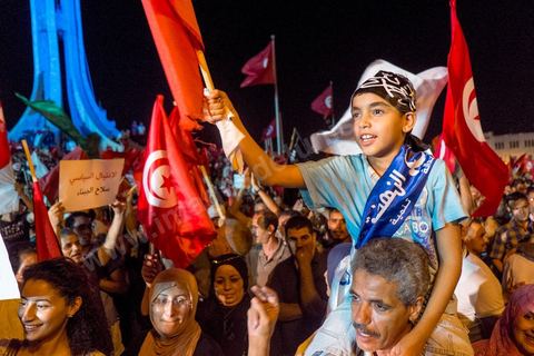 3 août 2013 : Plus de 50 000 manifestants à l'appel du parti islamiste au pouvoir Ennahdha grand rassemblement à la place d ela Kasbah à Tunis en réponse aux rassemblements de l'opposition au Bardo suit à l'assassinat du député de gauche Brahmi et des 8 militaires à Chambi.
