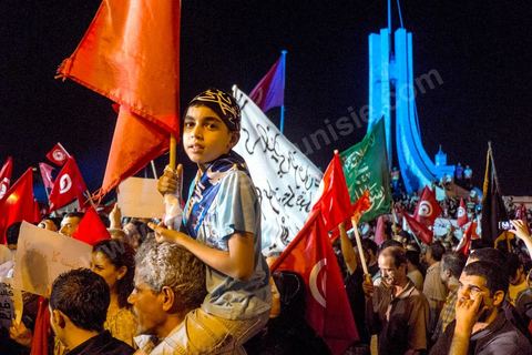 3 août 2013 : Plus de 50 000 manifestants à l'appel du parti islamiste au pouvoir Ennahdha grand rassemblement à la place d ela Kasbah à Tunis en réponse aux rassemblements de l'opposition au Bardo suit à l'assassinat du député de gauche Brahmi et des 8 militaires à Chambi.