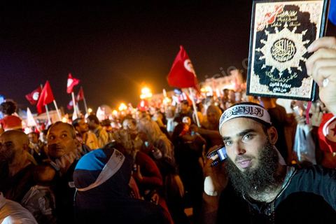 3 août 2013 : Plus de 50 000 manifestants à l'appel du parti islamiste au pouvoir Ennahdha grand rassemblement à la place d ela Kasbah à Tunis en réponse aux rassemblements de l'opposition au Bardo suit à l'assassinat du député de gauche Brahmi et des 8 militaires à Chambi.