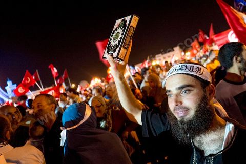 3 août 2013 : Plus de 50 000 manifestants à l'appel du parti islamiste au pouvoir Ennahdha grand rassemblement à la place d ela Kasbah à Tunis en réponse aux rassemblements de l'opposition au Bardo suit à l'assassinat du député de gauche Brahmi et des 8 militaires à Chambi.