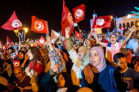 3 août 2013 : Plus de 50 000 manifestants à l'appel du parti islamiste au pouvoir Ennahdha grand rassemblement à la place d ela Kasbah à Tunis en réponse aux rassemblements de l'opposition au Bardo suit à l'assassinat du député de gauche Brahmi et des 8 militaires à Chambi.