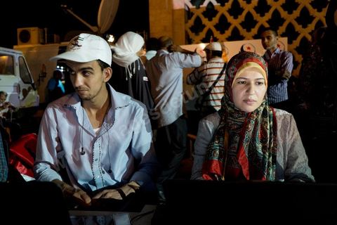 3 août 2013 : l'une des filles de Rached Ghannouchi s'occupe de la diffusion web de la manifestation.  Plus de 50 000 manifestants à l'appel du parti islamiste au pouvoir Ennahdha grand rassemblement à la place d ela Kasbah à Tunis en réponse aux rassemblements de l'opposition au Bardo suit à l'assassinat du député de gauche Brahmi et des 8 militaires à Chambi.