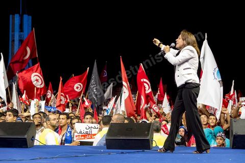 3 août 2013 : Plus de 50 000 manifestants à l'appel du parti islamiste au pouvoir Ennahdha grand rassemblement à la place d ela Kasbah à Tunis en réponse aux rassemblements de l'opposition au Bardo suit à l'assassinat du député de gauche Brahmi et des 8 militaires à Chambi.