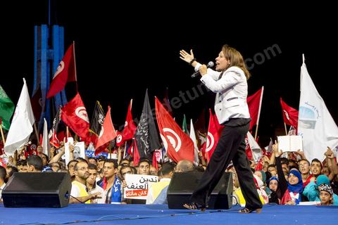 3 août 2013 : la minsitre CPR de la femme Sihem Badi en discours sur la scène. Plus de 50 000 manifestants à l'appel du parti islamiste au pouvoir Ennahdha grand rassemblement à la place d ela Kasbah à Tunis en réponse aux rassemblements de l'opposition au Bardo suit à l'assassinat du député de gauche Brahmi et des 8 militaires à Chambi.