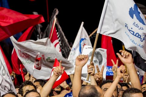 3 août 2013 : Plus de 50 000 manifestants à l'appel du parti islamiste au pouvoir Ennahdha grand rassemblement à la place d ela Kasbah à Tunis en réponse aux rassemblements de l'opposition au Bardo suit à l'assassinat du député de gauche Brahmi et des 8 militaires à Chambi.