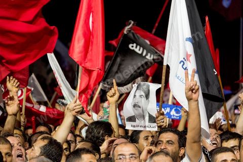 3 août 2013 : Plus de 50 000 manifestants à l'appel du parti islamiste au pouvoir Ennahdha grand rassemblement à la place d ela Kasbah à Tunis en réponse aux rassemblements de l'opposition au Bardo suit à l'assassinat du député de gauche Brahmi et des 8 militaires à Chambi.