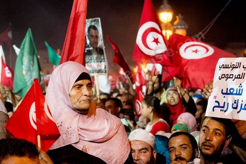3 août 2013 : Plus de 50 000 manifestants à l'appel du parti islamiste au pouvoir Ennahdha grand rassemblement à la place d ela Kasbah à Tunis en réponse aux rassemblements de l'opposition au Bardo suit à l'assassinat du député de gauche Brahmi et des 8 militaires à Chambi.