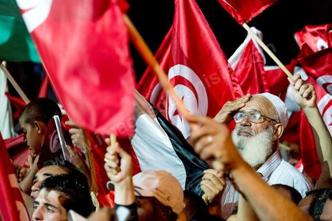 3 août 2013 : Plus de 50 000 manifestants à l'appel du parti islamiste au pouvoir Ennahdha grand rassemblement à la place d ela Kasbah à Tunis en réponse aux rassemblements de l'opposition au Bardo suit à l'assassinat du député de gauche Brahmi et des 8 militaires à Chambi.